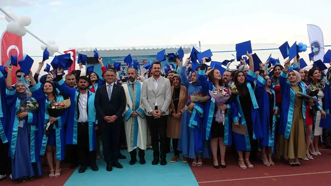 Van YYÜ'de mezuniyet coşkusu