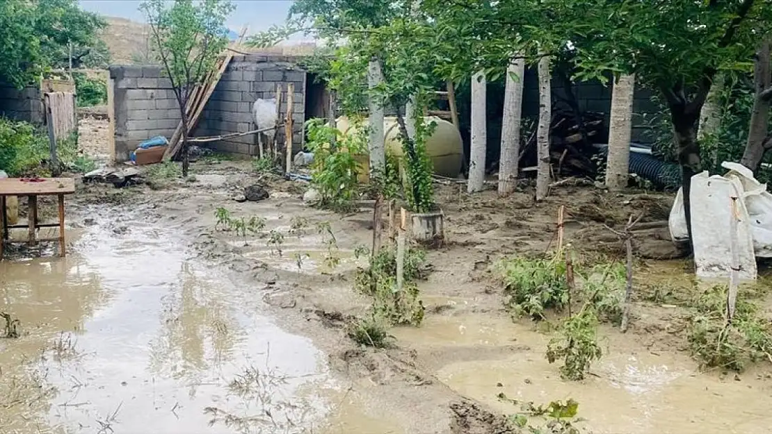 Doğubayazıt'ta sel suları önüne çıkanı yıktı geçti