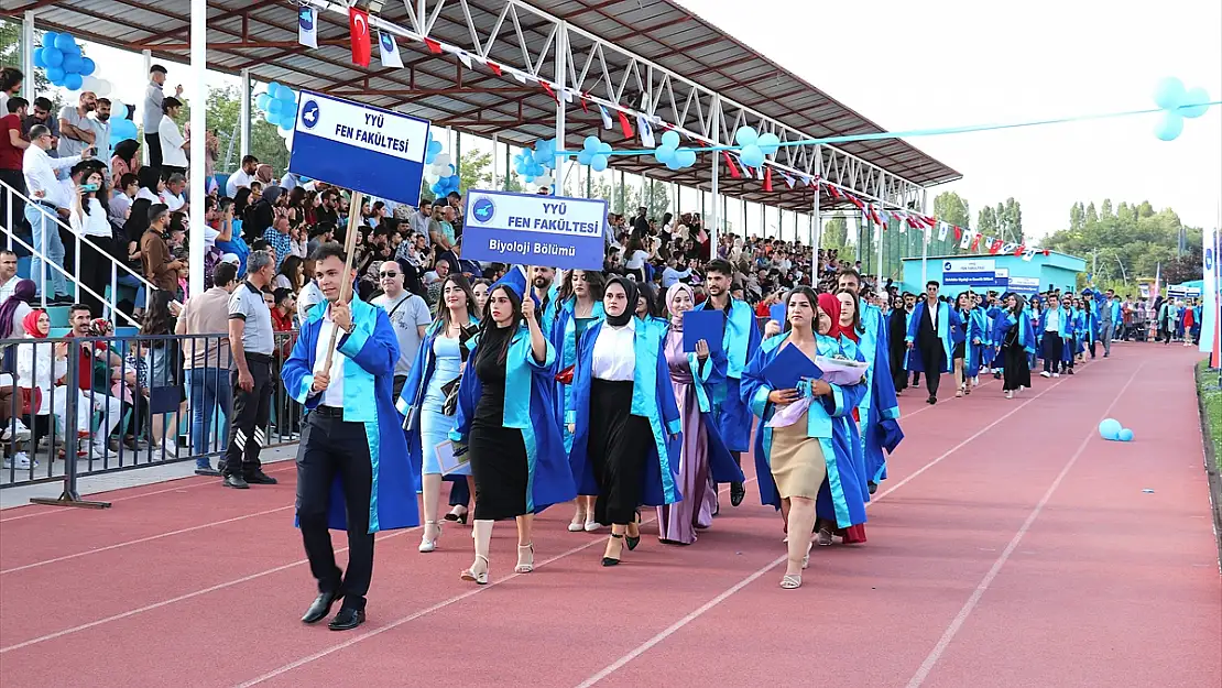 Van'da binlerce öğrenci mezuniyet sevinci yaşadı