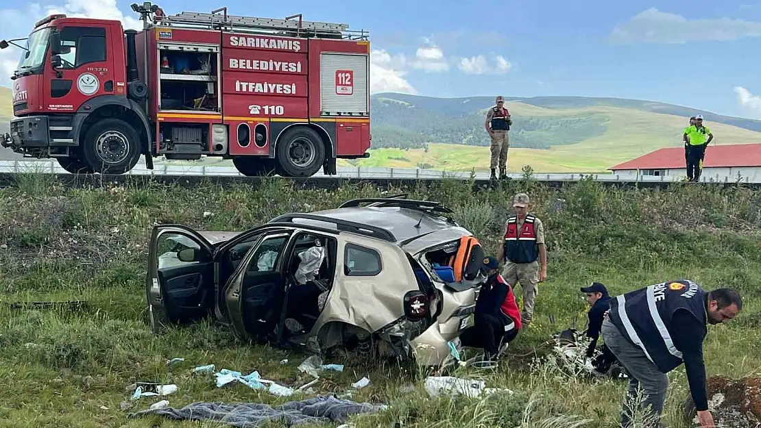 Kars'ta yoldan çıkan araç  şarampole uçtu: 3 yaralı