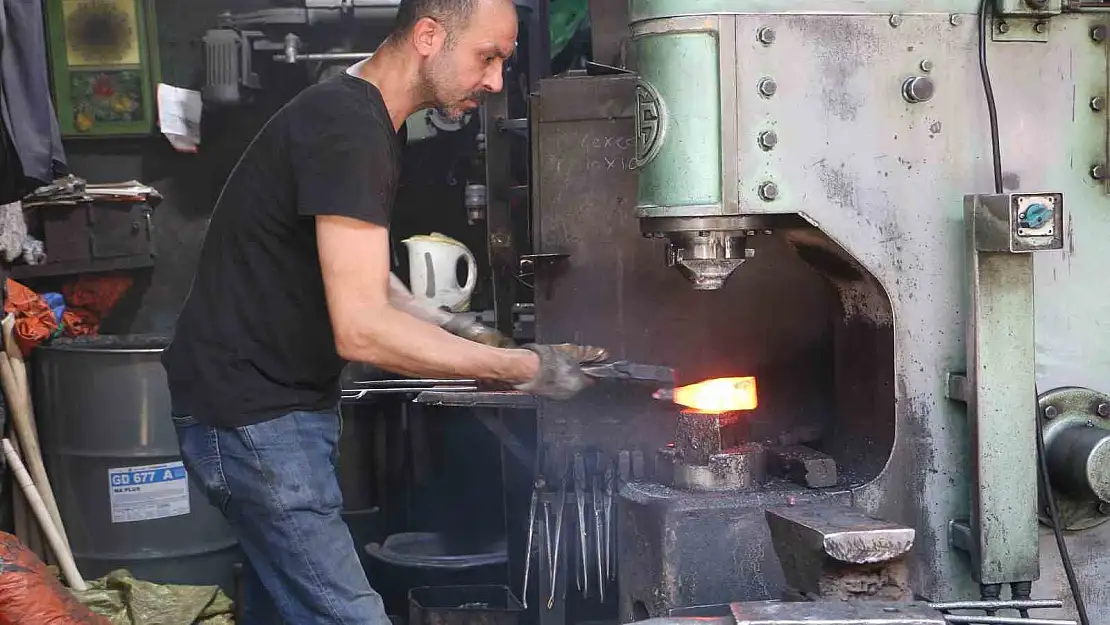 Diyarbakır'da kavurucu sıcaklara rağmen işinin başında