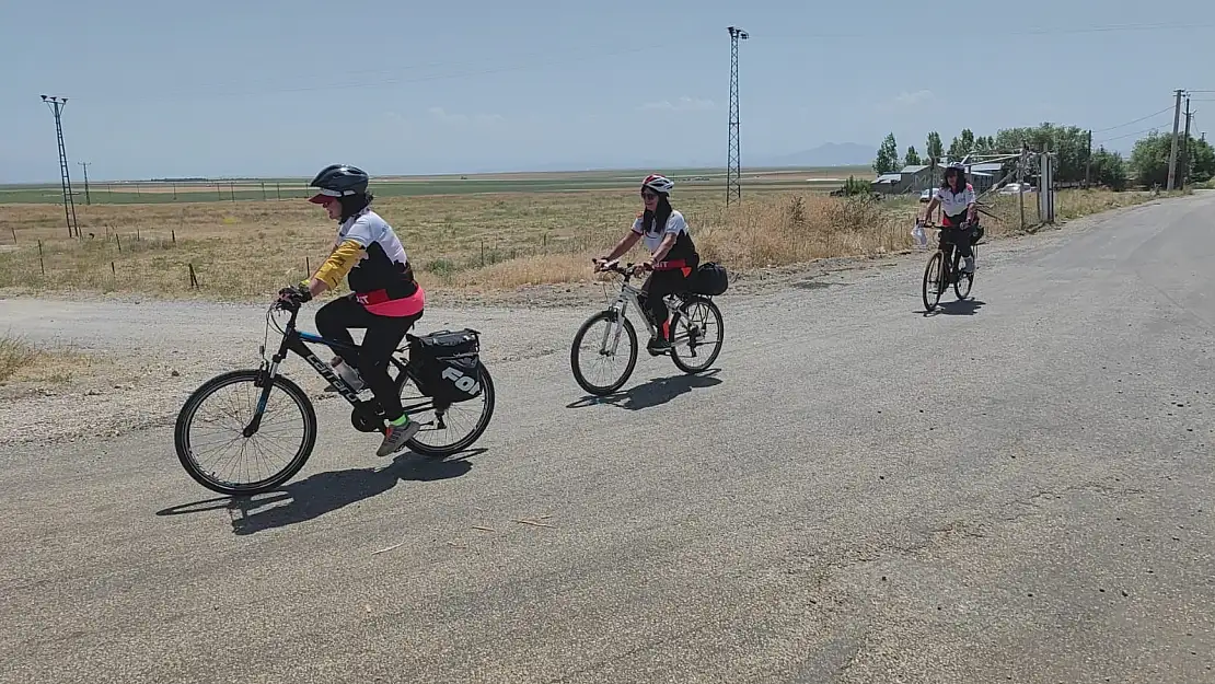 Farkındalık için Van Gölü'nün etrafında pedal çevirdiler