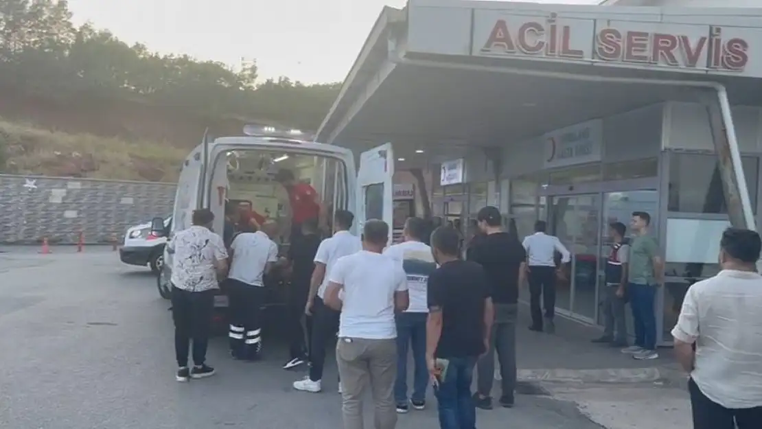 Seyir halindeki araca kaya isabet etti: 1 ölü, 2 yaralı