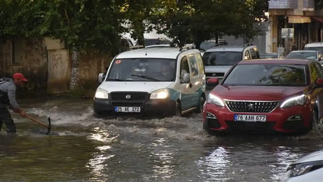 Kars'ta sağanak su baskınlarına neden oldu