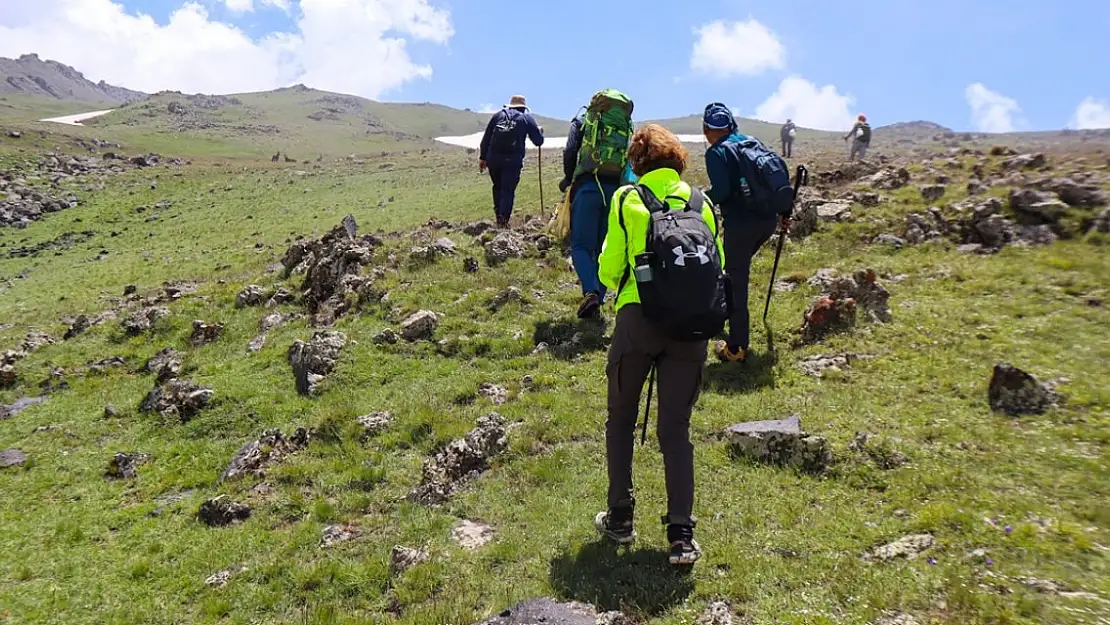 Ağrı Dağın'da meteor çukurları dağcıların yeni rotası oldu