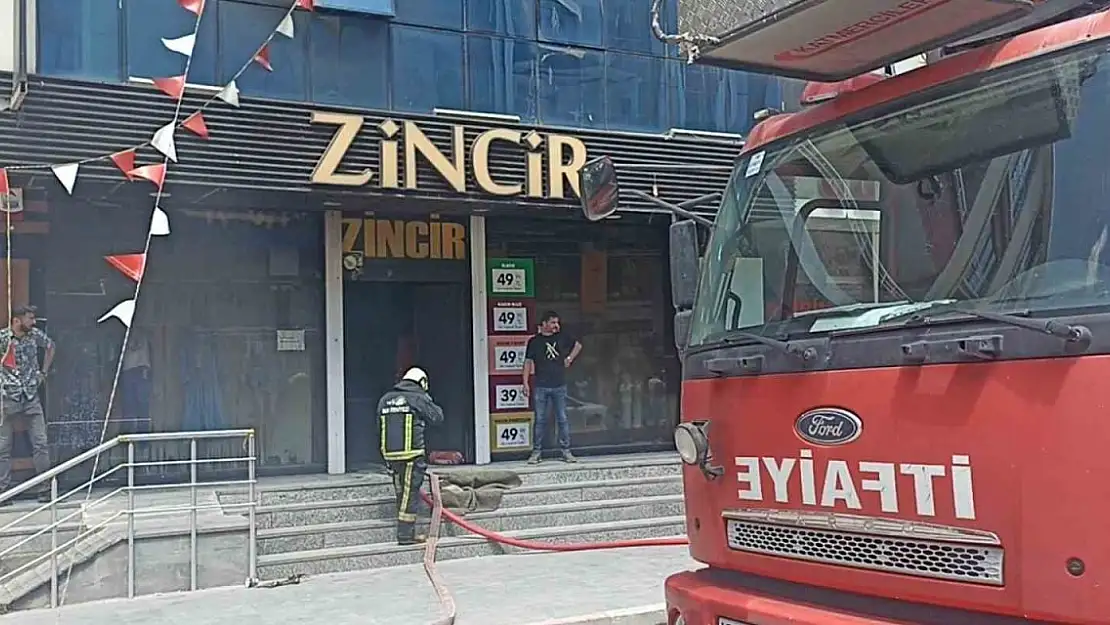 Ağrılıların Erciş'te bulunan mağazasında yangın çıktı