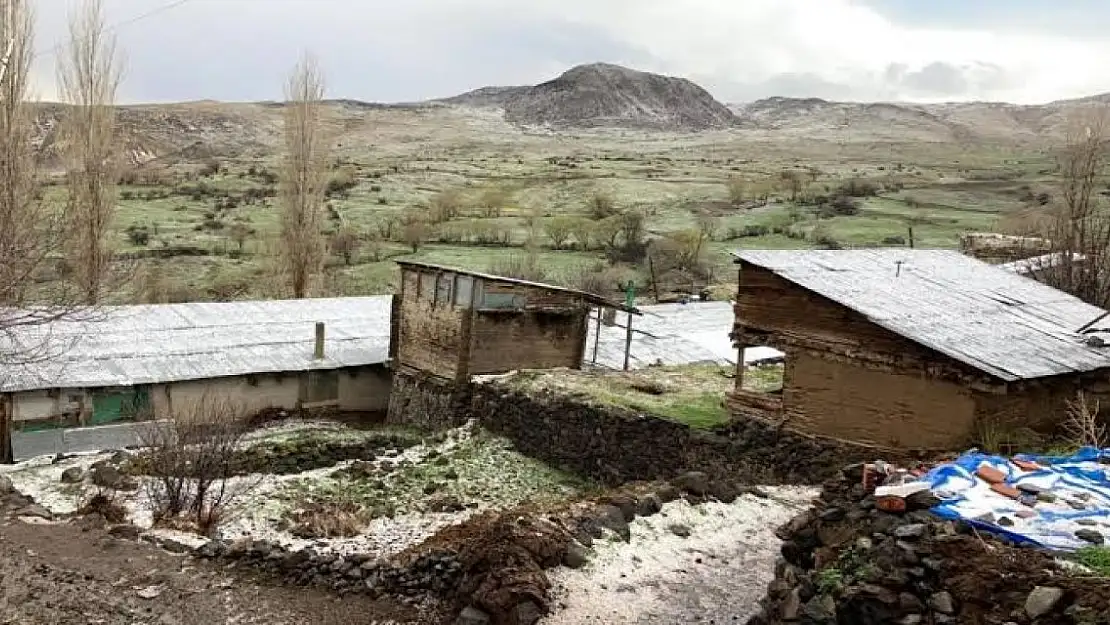 Erzurum'da dolu köyleri beyaza bürüdü