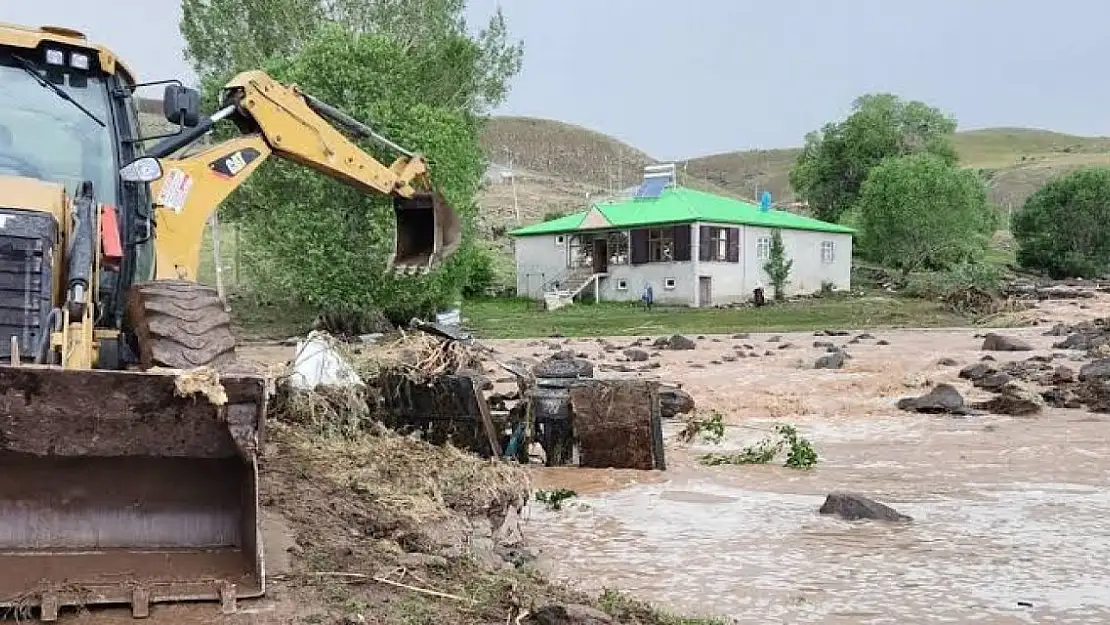 Erzurum'da tarım arazileri ve evlerin zarar gördüğü selde 4 kişi yaralandı