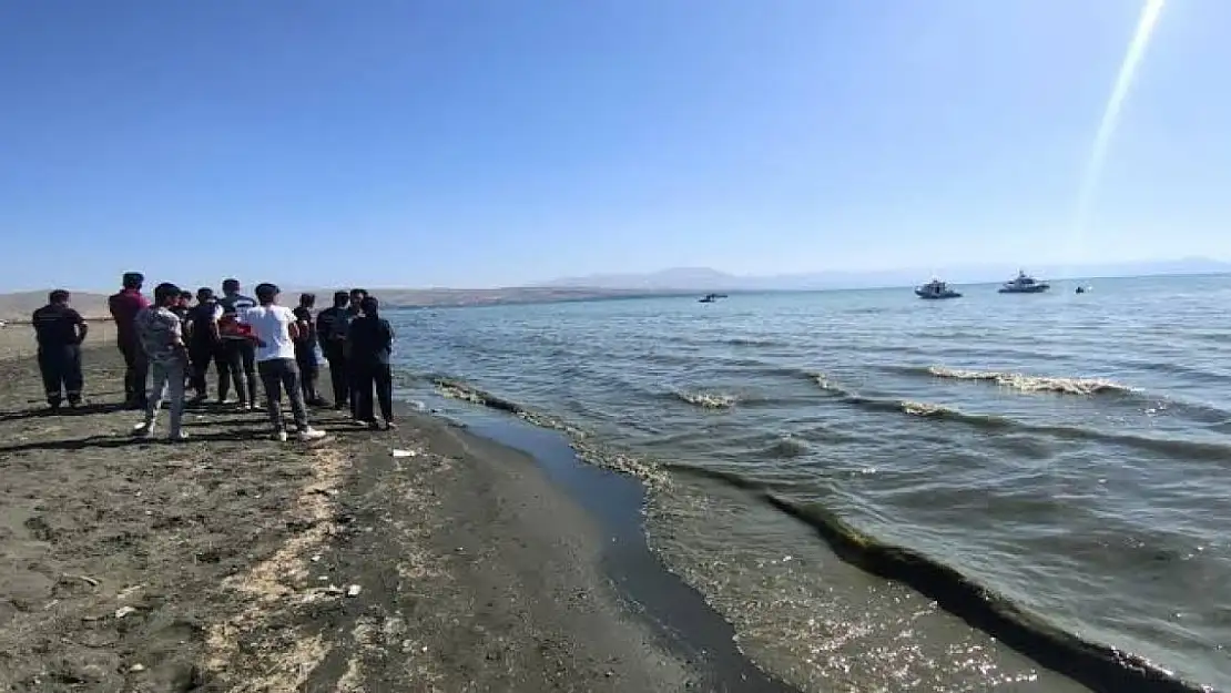 Van Gölü'nde 3 deniz bisikleti akıntıya kapıldı, 10 kişi kurtarıldı