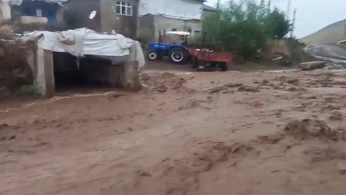 Ağrı'da sel suları yıktı geçti