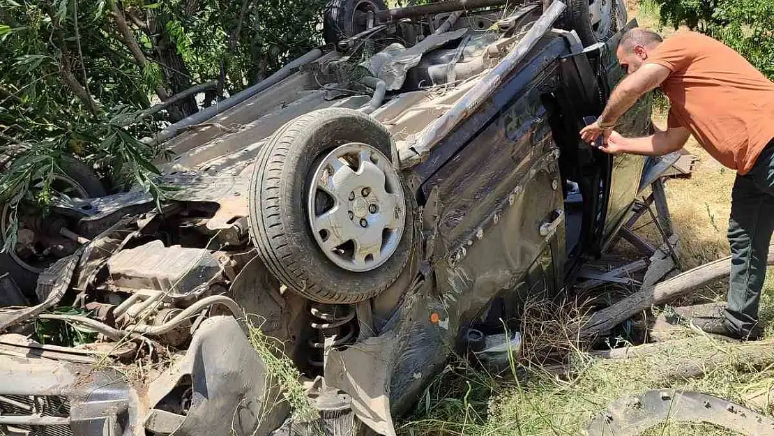 Van'da hafif ticari kamyonet takla attı: 3 yaralı