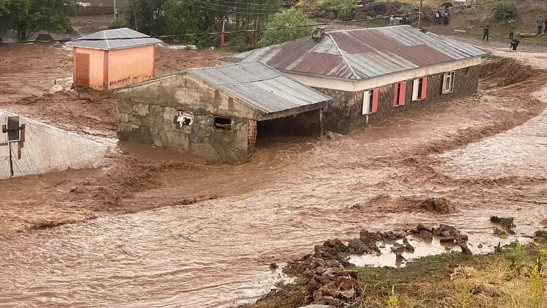 Tekman'da sağanak yağış sele neden oldu
