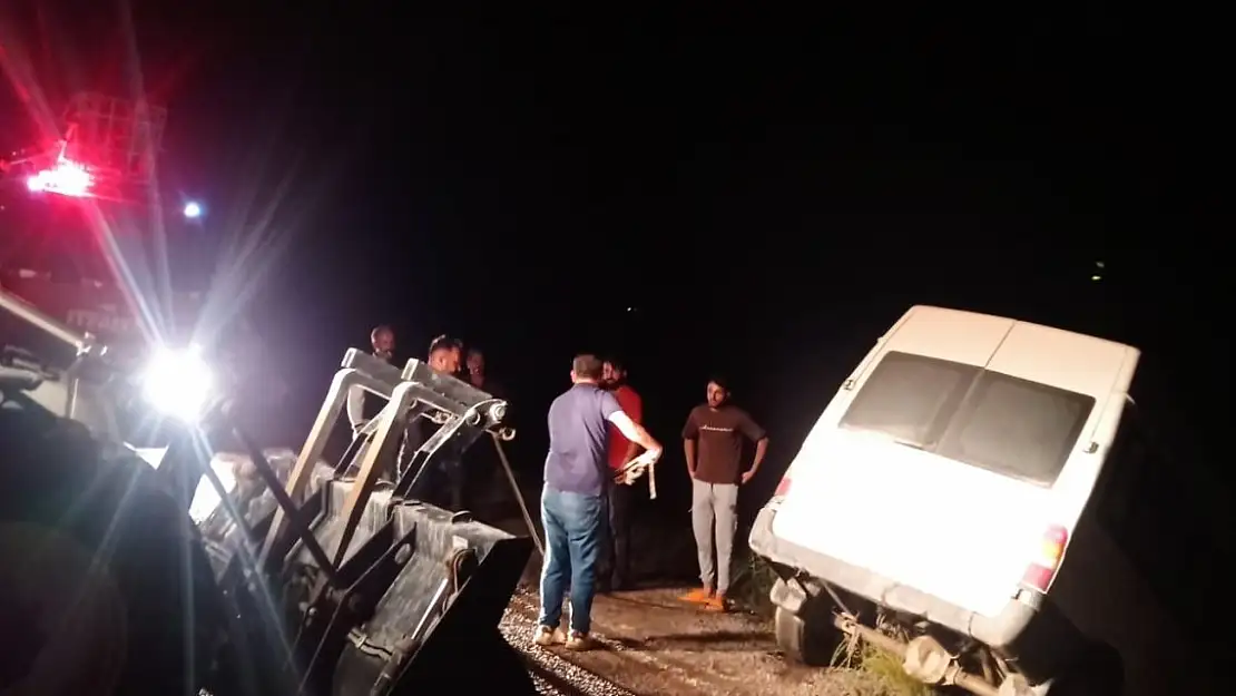 Van'da sele kapılan minibüs devrildi