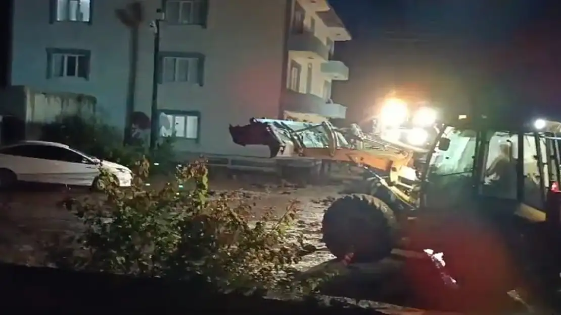 Van'da sel felaketi: Evleri su bastı
