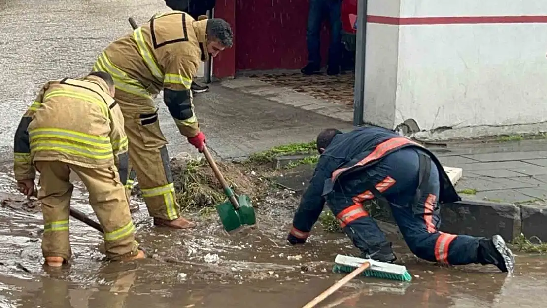 Sarıkamış'ta sağanak yağış hayatı olumsuz etkiledi