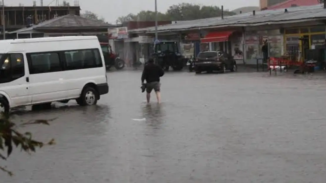 Kars'ta sağanak nedeniyle bazı ev ve odunlukları su bastı