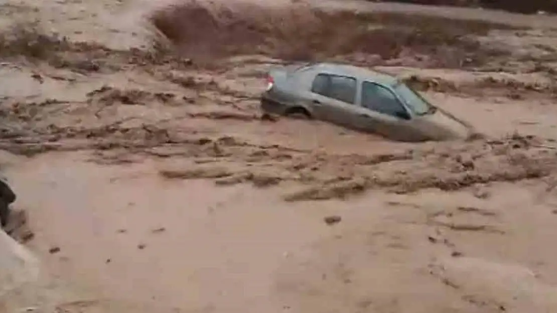 Ağrı'da sel hayatı felç etti! Yıldırım düştü, araçlar sürüklendi