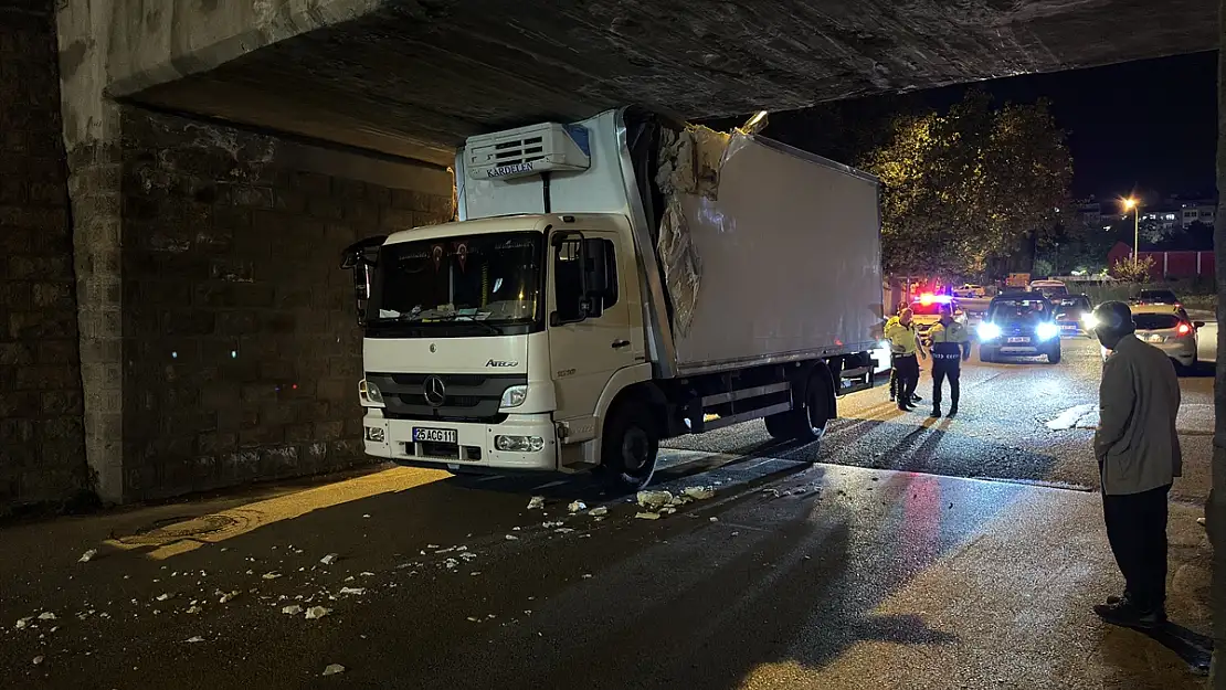 Erzurum'da kamyon alt geçitte sıkıştı: 2 yaralı