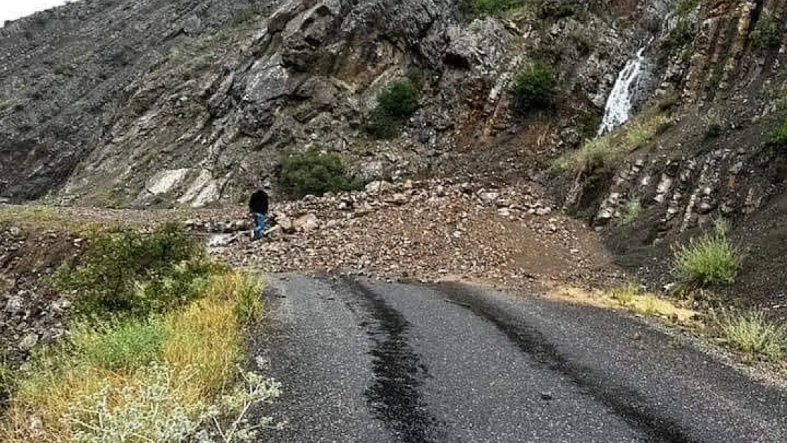 Erzurum'da sel, yolları çöktürdü