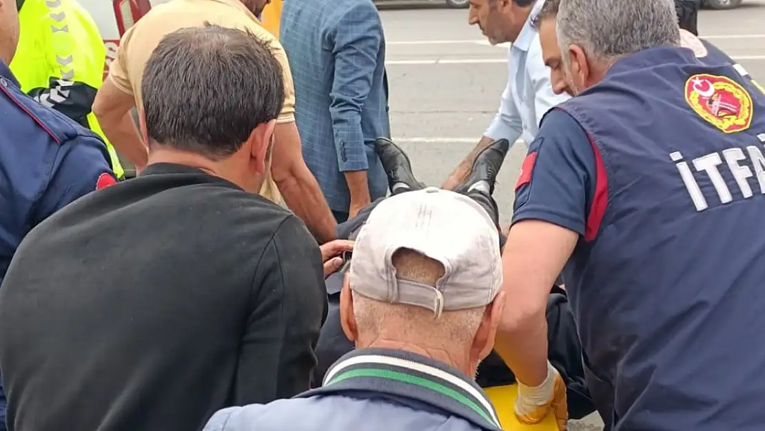Ağrı'da kaza: 4 kişi araçta sıkıştı