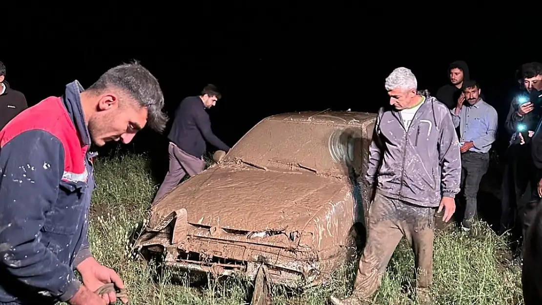 Ağrı'da sel sularına kapılan araçları DSİ ekipleri çıkardı