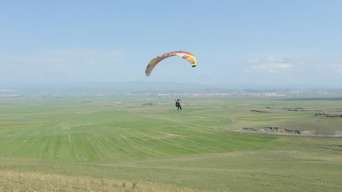 Kars'ta yamaç paraşütü şehre yeni bir soluk getirdi