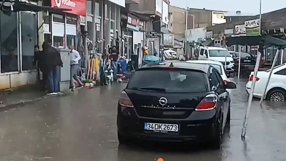 Van'da caddeleri su bastı