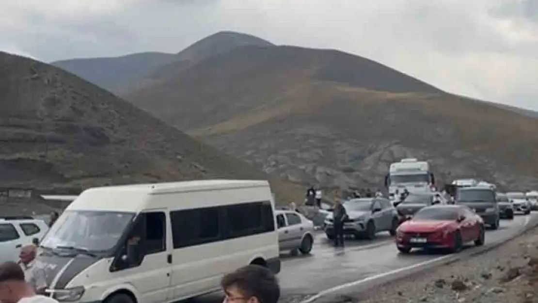 Van-Hakkari yolunda onlarca araç mahsur kaldı