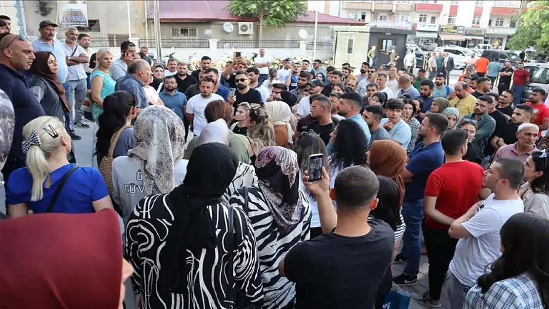 Iğdır Belediyesinin iş akdine son verdiği 204 işçi eylemlerine devam ediyor