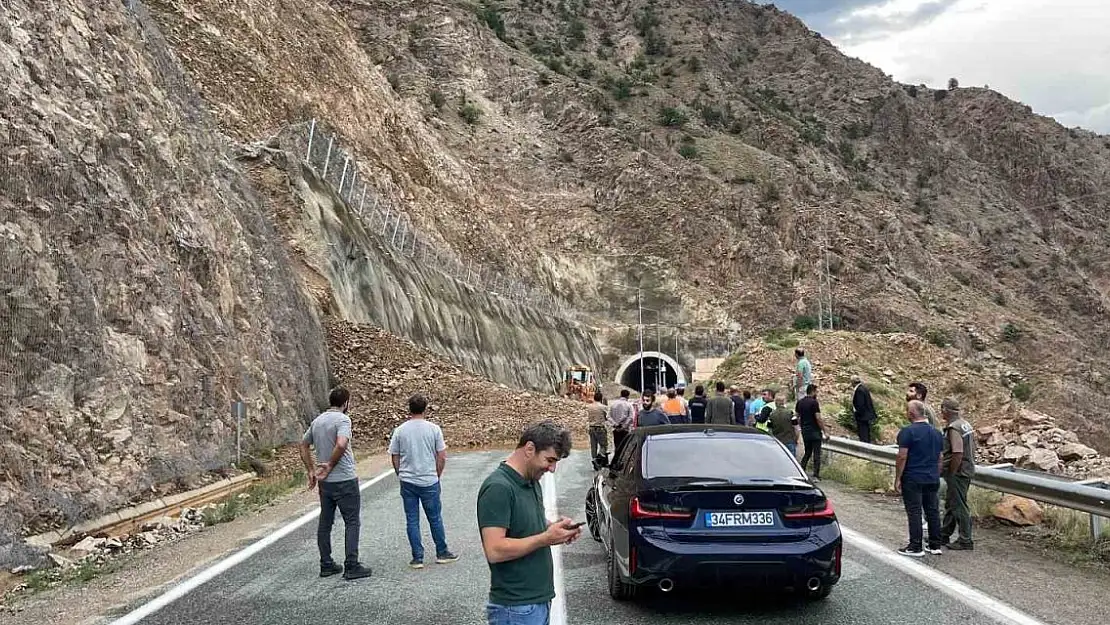 Artvin-Erzurum karayolu heyelan nedeniyle ulaşıma kapandı