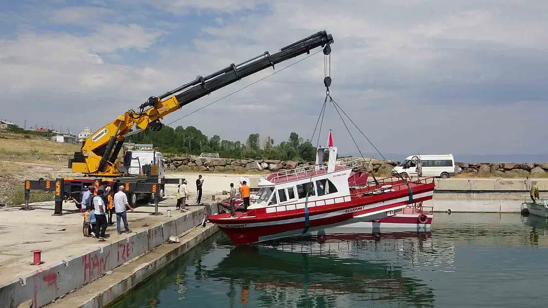 İnci kefali için tekneler Van Gölü'ne indirildi