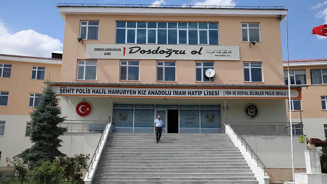 Van'da 15 Temmuz şehidi Halil Hamuryen'in hatırası okulda yaşatılıyor