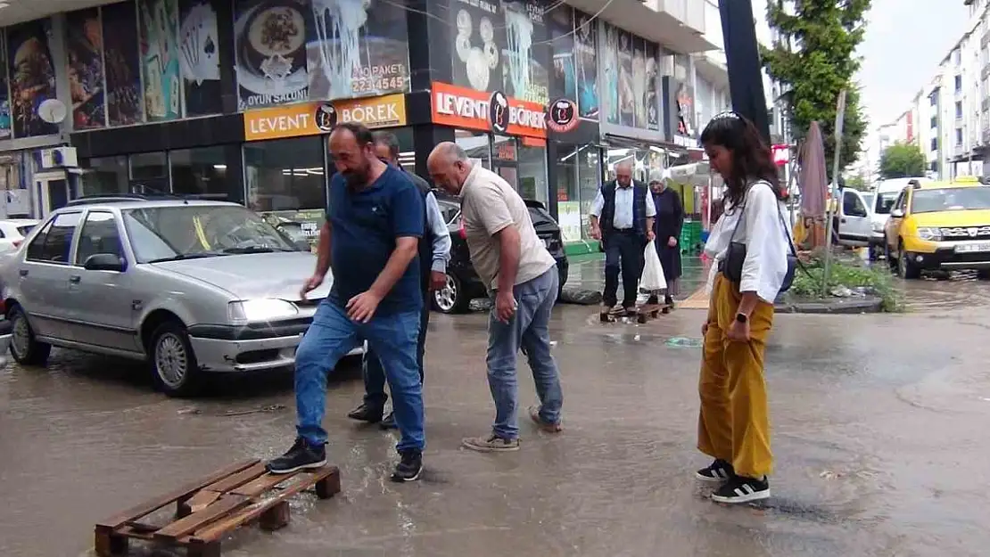 Kars'ta caddeler göle döndü