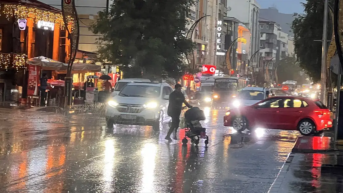 Kars'ta sağanak trafiği ve hayatı olumsuz etkiledi