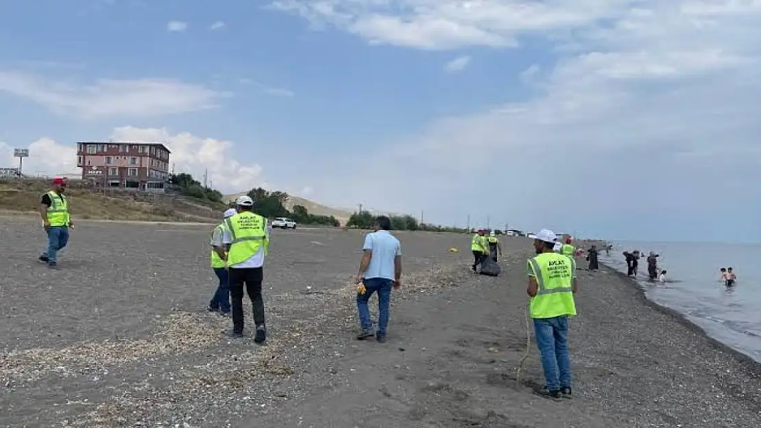 Van Gölü sahilinde biriken çöpler temizlendi