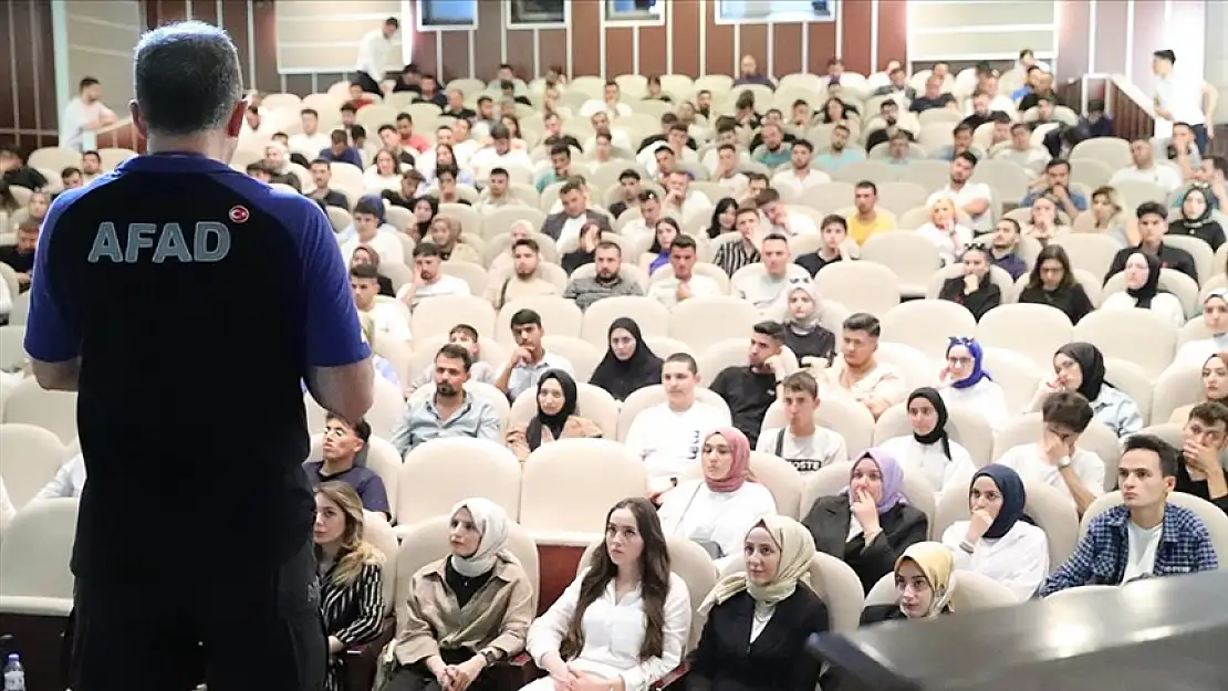 AK Parti '7 Bölge 7 Bin Cemre' projesiyle gençleri olası afetlere hazırlıyor