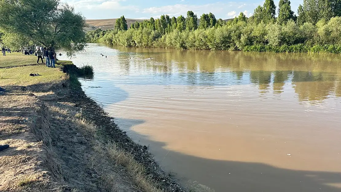 Erzurum'da nehre giren 2 çocuktan biri boğuldu diğeri kayboldu