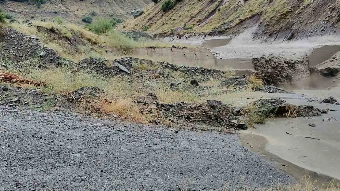 Tunceli'de sağanak sel neden oldu, o anlar kamerada