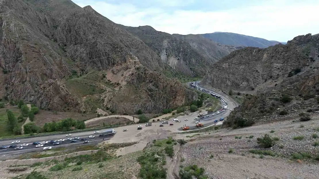 Erzurum-Artvin karayolu trafiğe kapandı