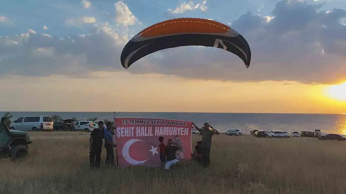 Van'da Ercişli 15 Temmuz şehidinin ismi yamaç paraşütüyle dalgalandırıldı