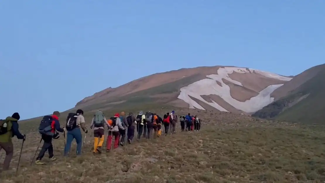 Ağrı'da 15 Temmuz için Süphan Dağına çıktılar