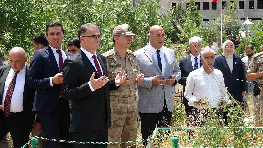 Van'da şehitlik ziyareti