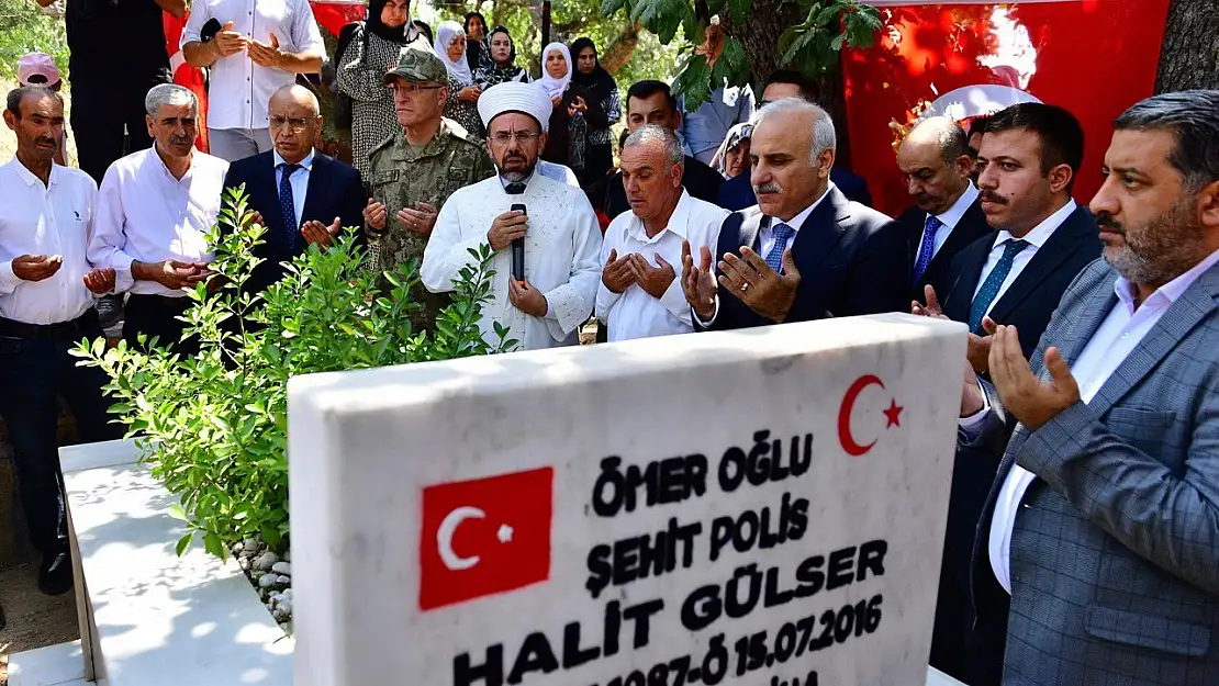 Diyarbakır'da 15 Temmuz Şehitleri kabirleri başında anıldı