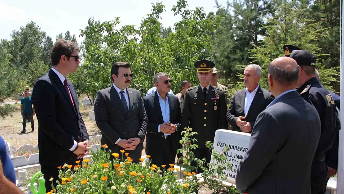 Van'da şehit Halil Hamuryen kabri başında anıldı