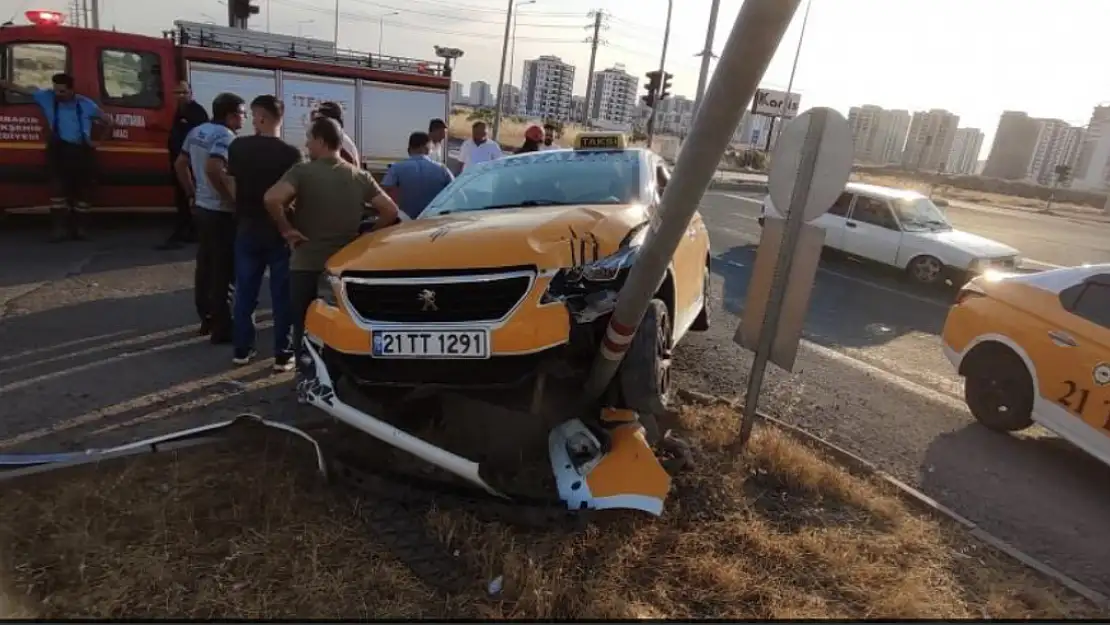 Diyarbakır'da iki otomobil birbirine girdi