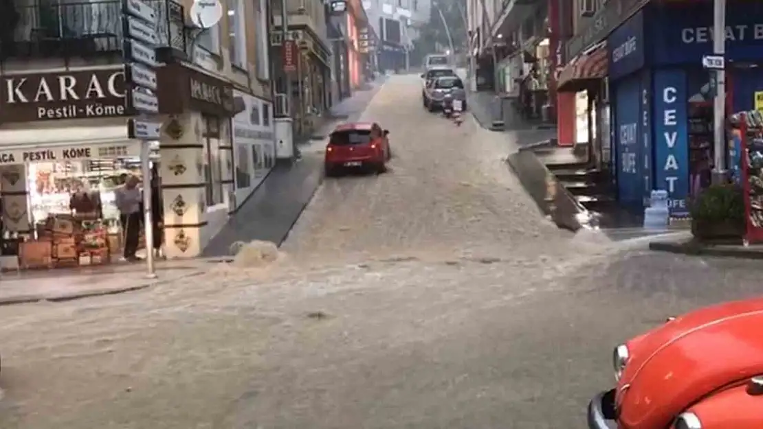 Şiddetli yağış sonrası Gümüşhane-Bayburt yolu kapandı