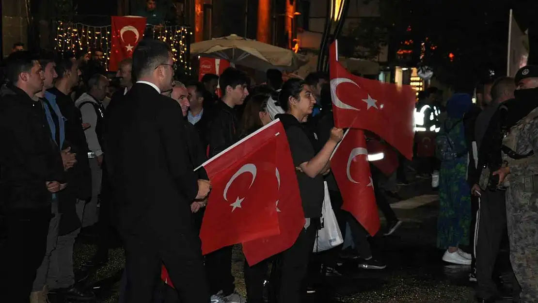 Karslılar 15 Temmuz'un 8. yıl dönümünde meydanları doldurdu