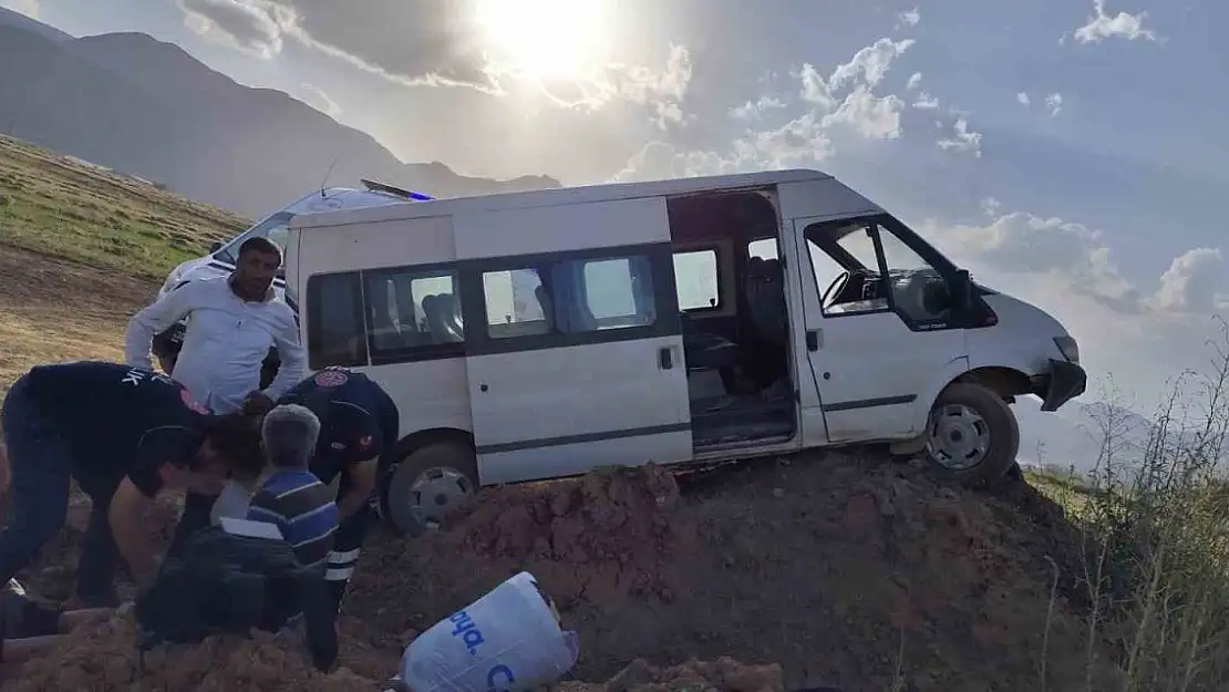 İşçileri taşıyan minibüs kaza yaptı: 5 yaralı
