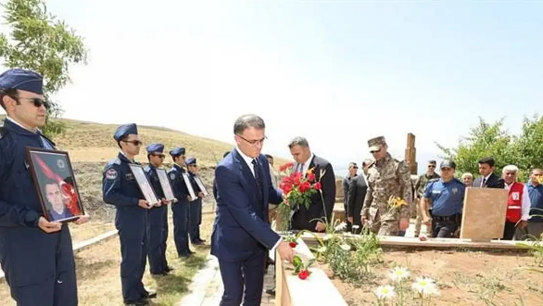 Van'daki uçak kazasında şehit olan 7 emniyet mensubu dualarla anıldı