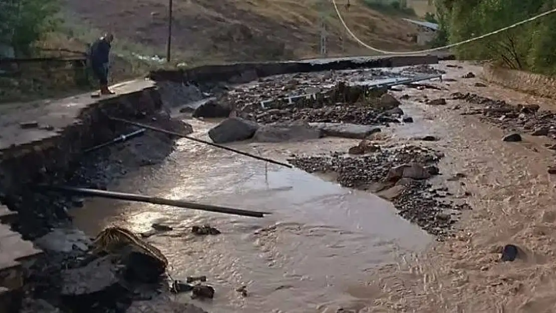 Kars'ta sel nedeniyle bir köyde ev, ahır ve yollar zarar gördü